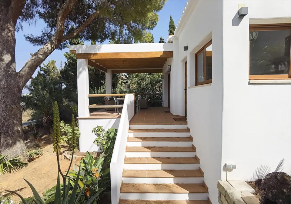 Facade/entrance, Balcony/Terrace