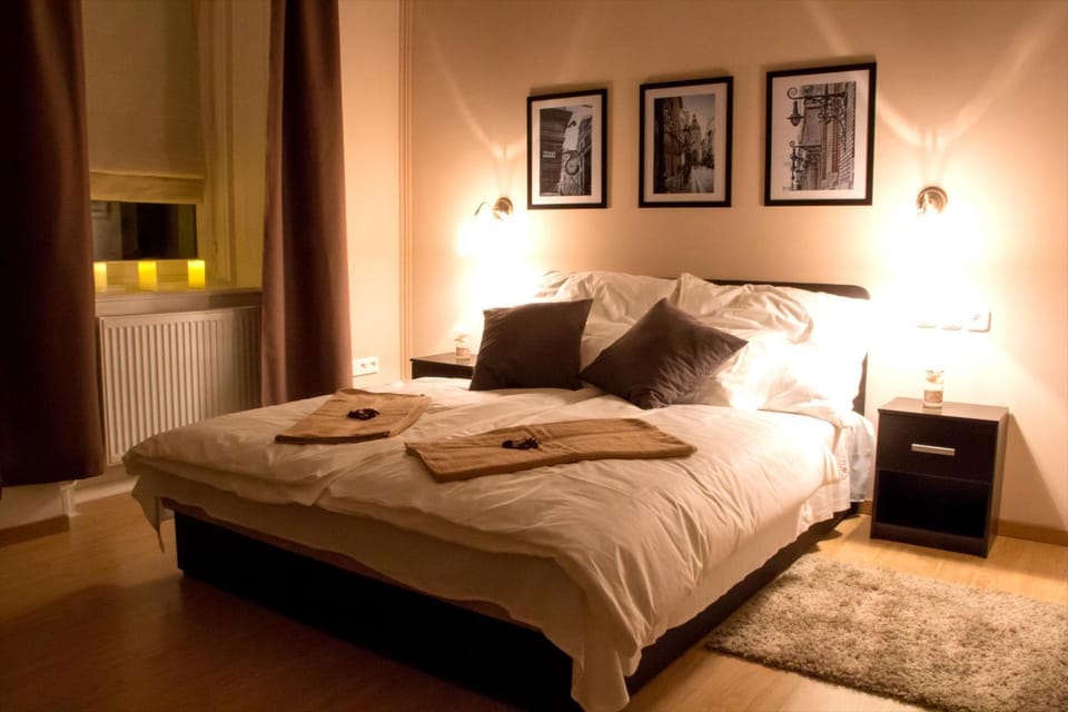 Bed, Photo of the whole room, Decorative detail, Seating area