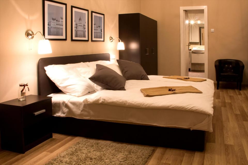 Toilet, Bed, Bathroom, TV and multimedia, Coffee/tea facilities, Bedroom