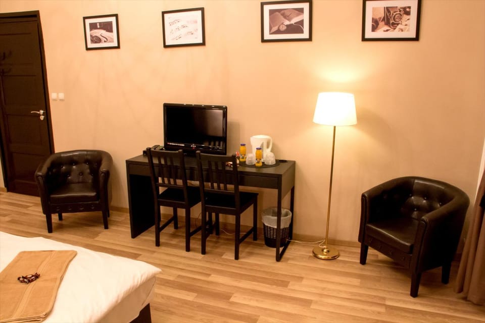 Communal lounge/ TV room, Bed, TV and multimedia, Decorative detail, Seating area, Bedroom