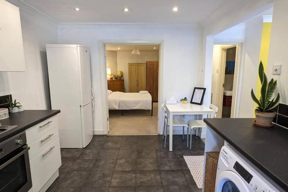 Luxurious & Sunny Garden Flat near Pinner Station Apartment in Pinner