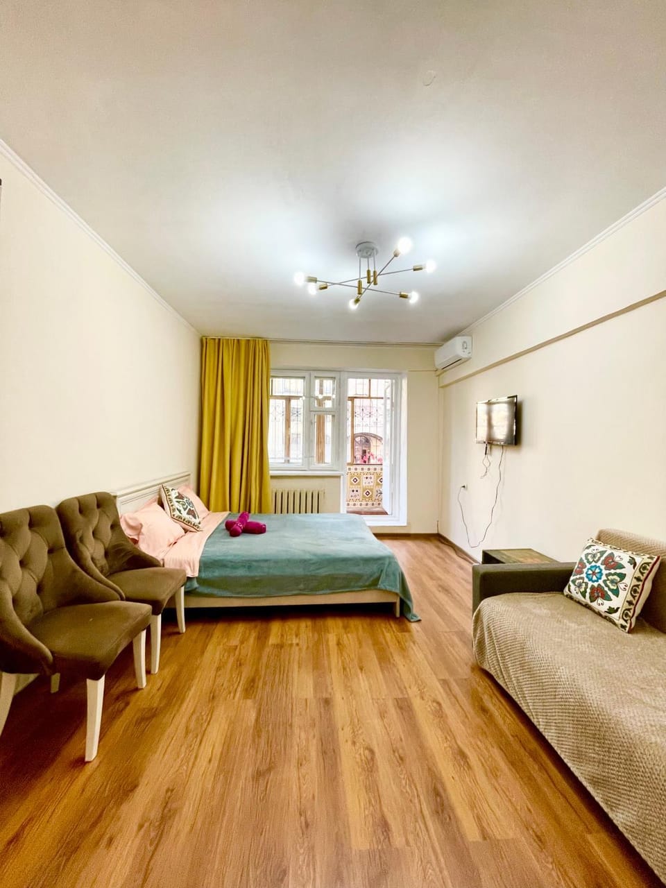 Bed, Photo of the whole room, Seating area