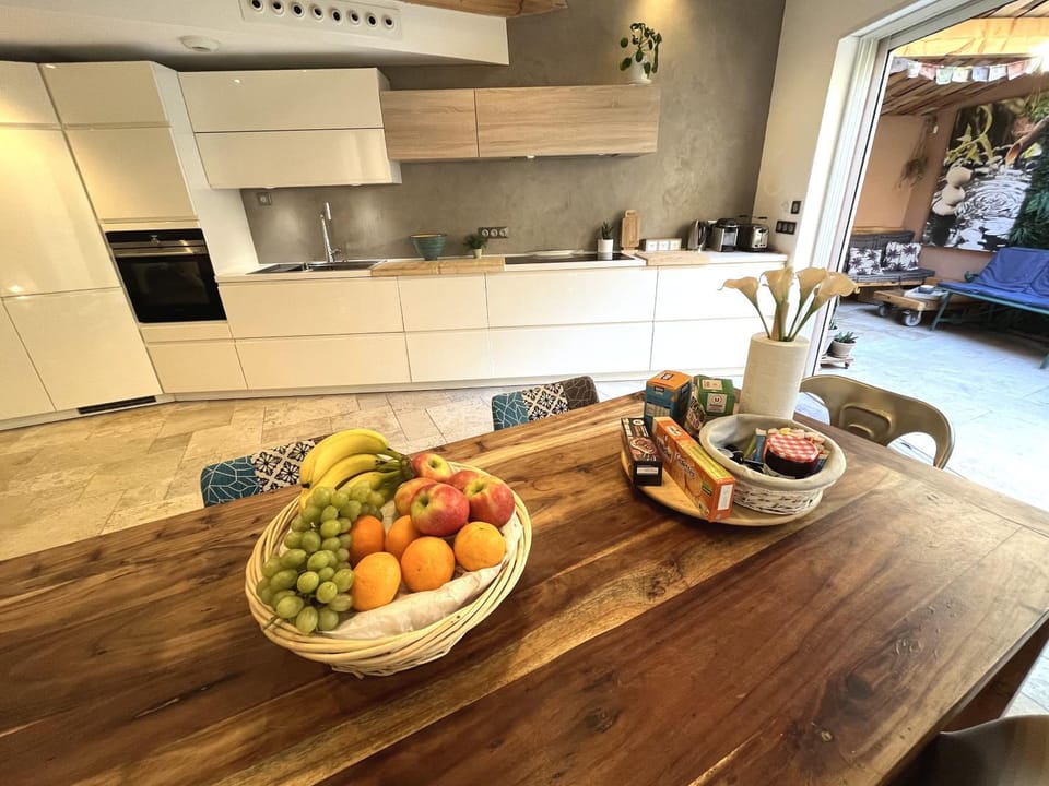 Dining area, kitchen