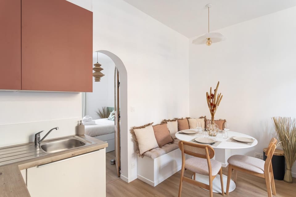 Kitchen or kitchenette, Seating area