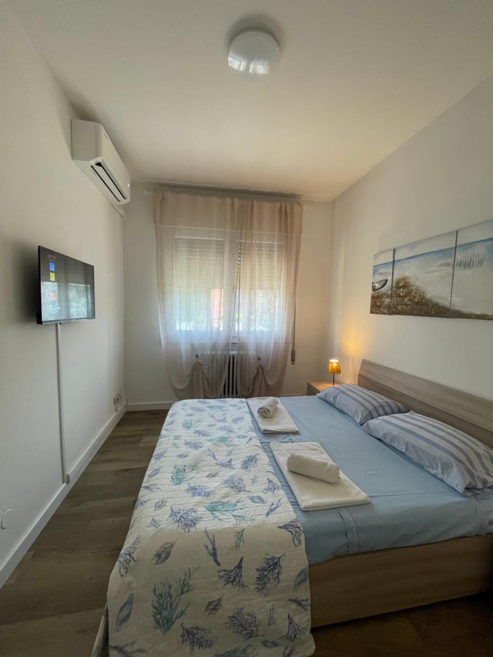 Bed, TV and multimedia, Photo of the whole room, Bedroom, towels, air conditioner