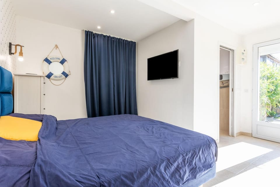 Living room, Bedroom