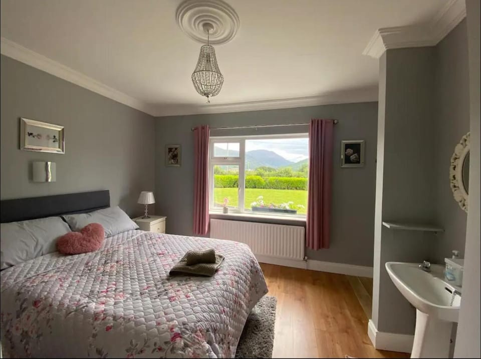 2 Bed Flat - Sleeps 4 - Garden - Parking - Wifi House in County Kerry