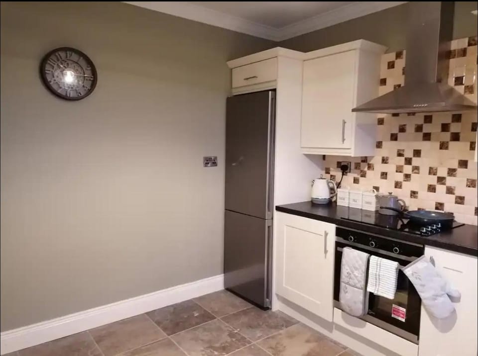 2 Bed Flat - Sleeps 4 - Garden - Parking - Wifi House in County Kerry