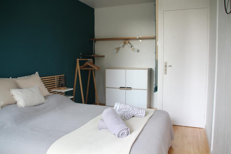 Bed, Bedroom, towels, wardrobe