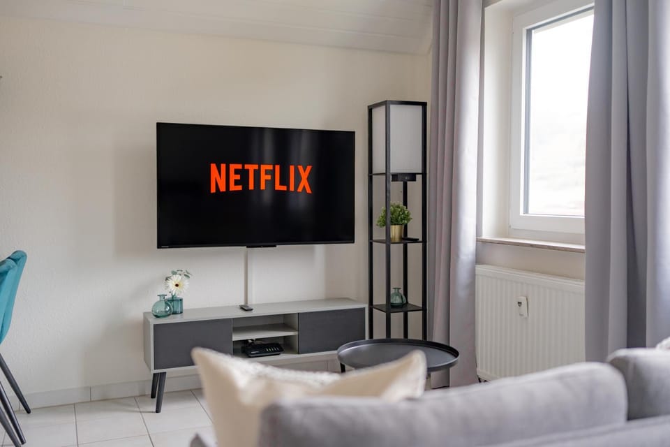 TV and multimedia, Living room, Seating area, Evening entertainment