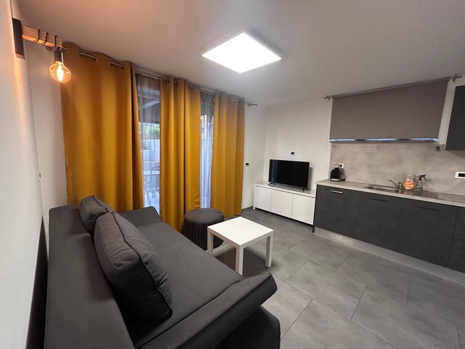 TV and multimedia, Kitchen or kitchenette, Living room, Seating area