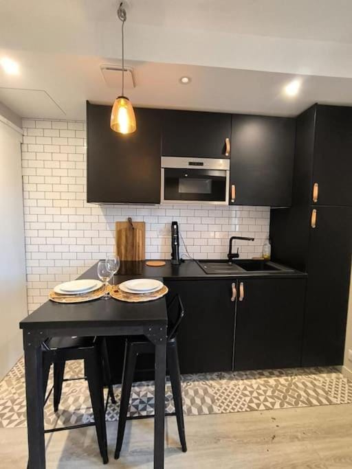 Kitchen or kitchenette, Dining area, stove