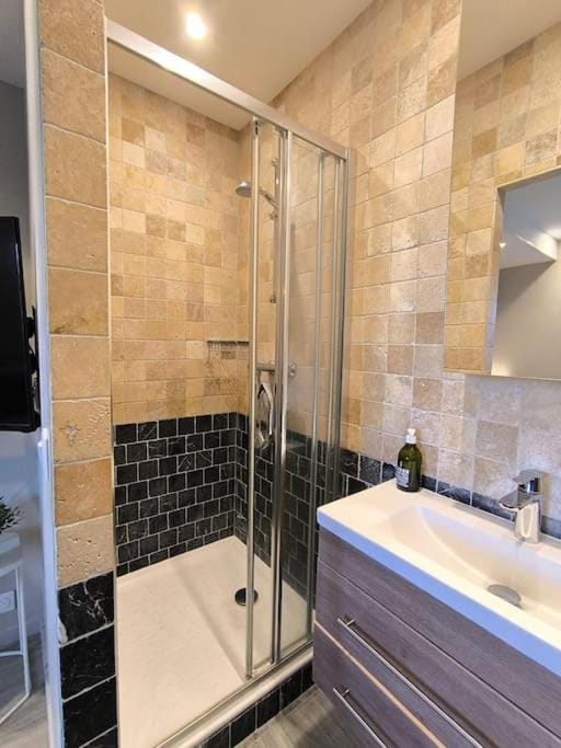 Shower, Bathroom, towels