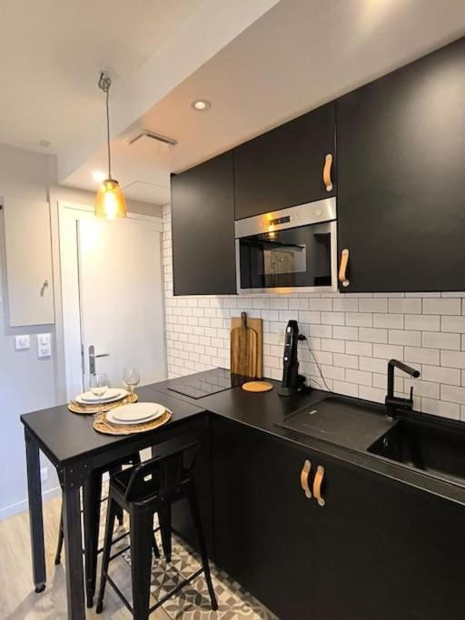 Kitchen or kitchenette, Dining area, minibar, stove