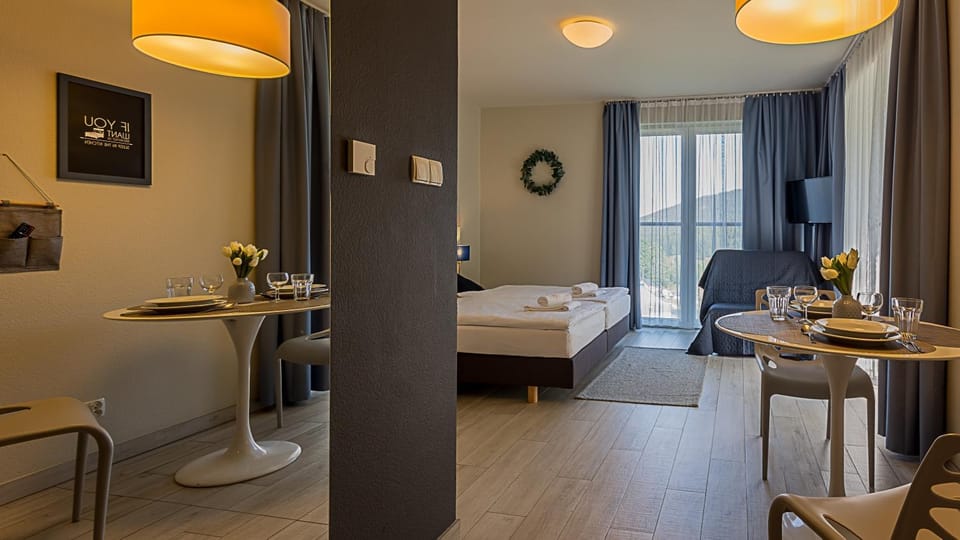 Bed, Living room, Photo of the whole room, Seating area, Dining area, Bedroom