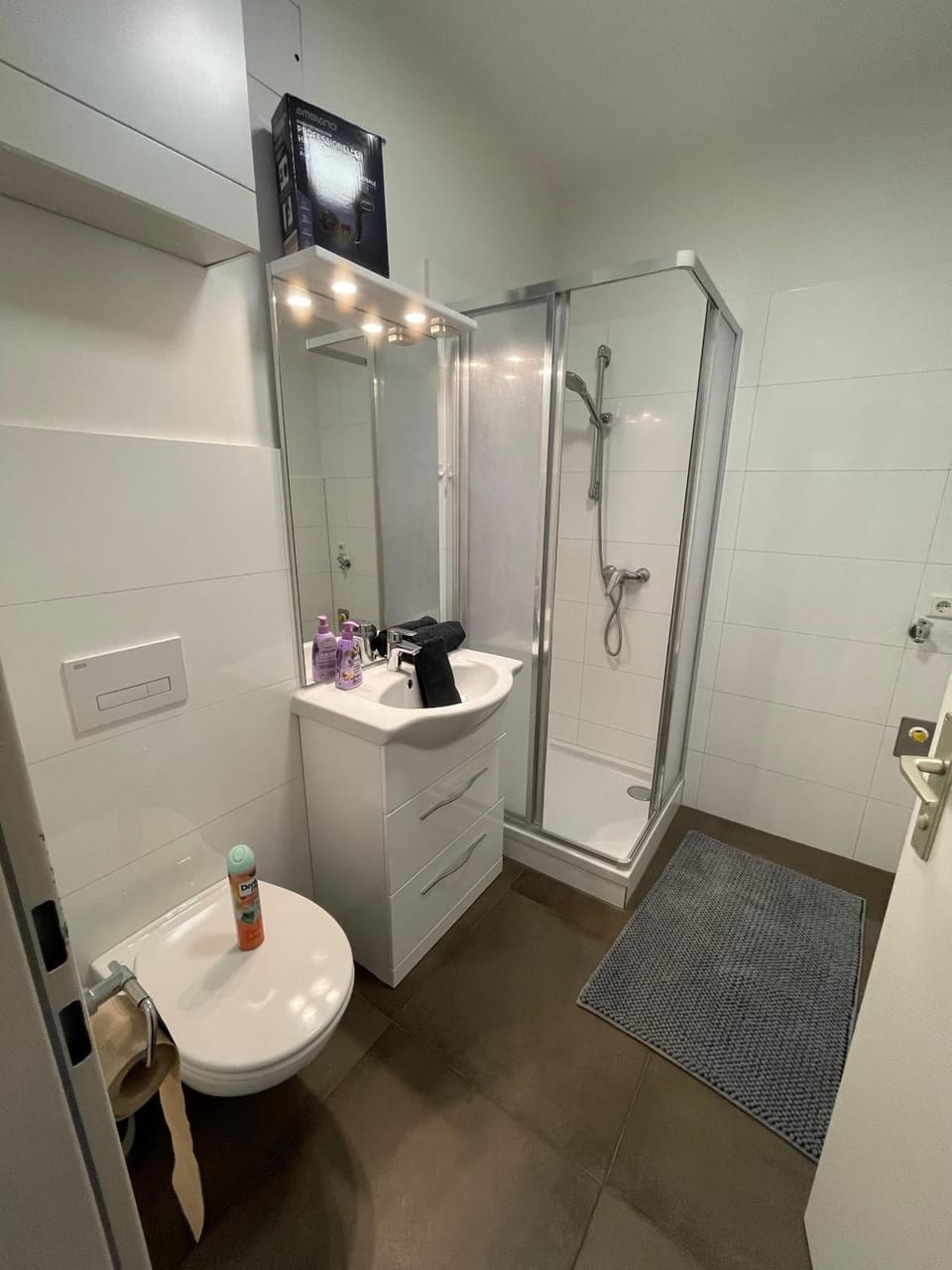 Shower, Toilet, Bathroom, towels