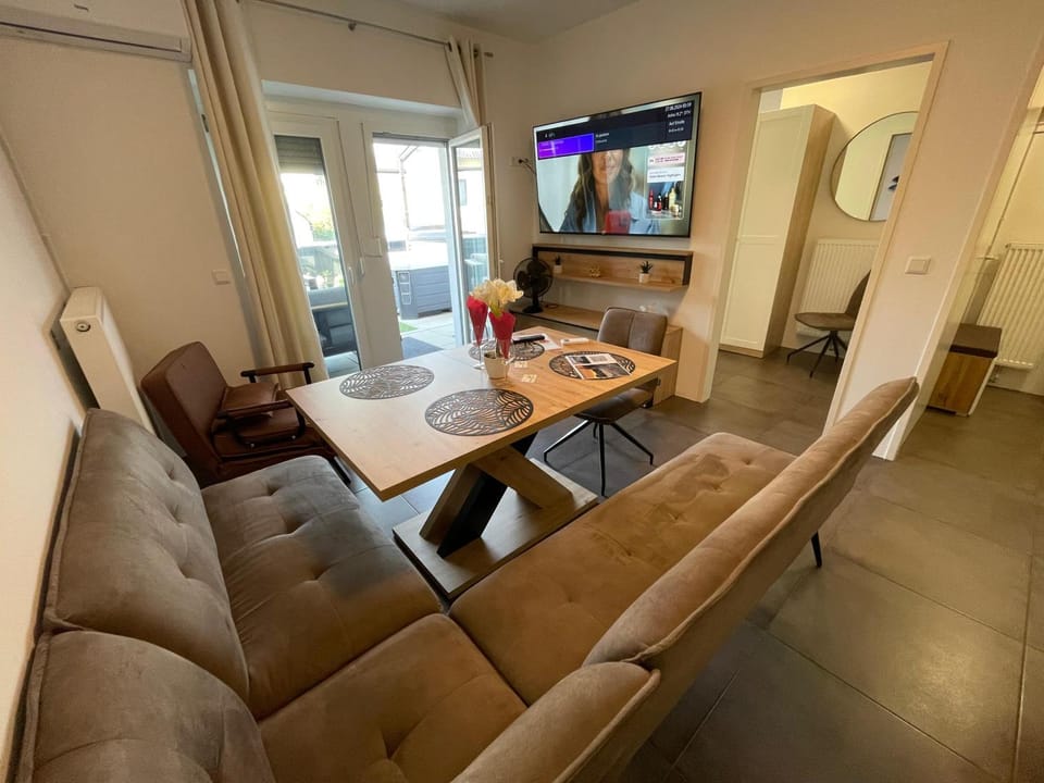 TV and multimedia, Living room, Seating area, Dining area