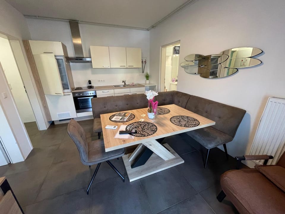 Kitchen or kitchenette, Living room, Seating area, Dining area, oven, pet friendly, stove