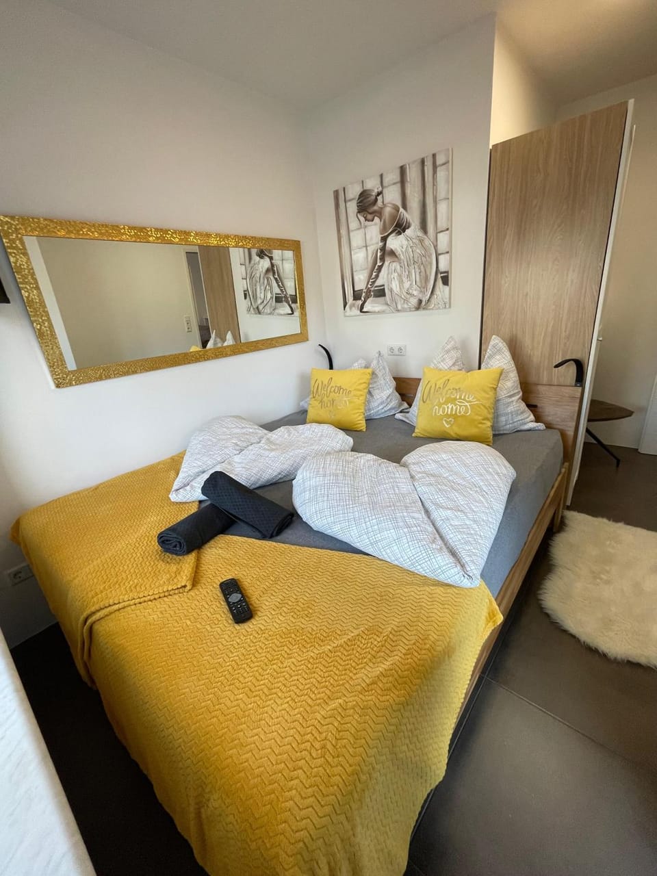 Bed, Photo of the whole room, Bedroom