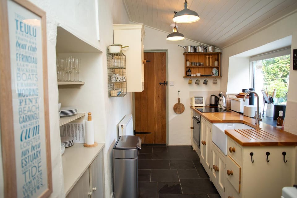 Coffee/tea facilities, Kitchen or kitchenette, oven, stove, toaster