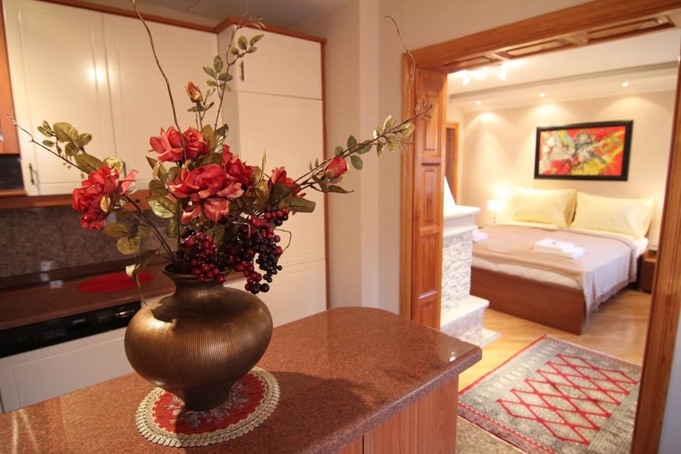 Photo of the whole room, Decorative detail