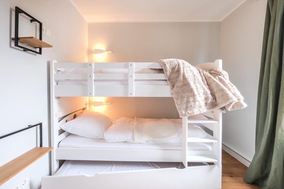 Bedroom, bunk bed