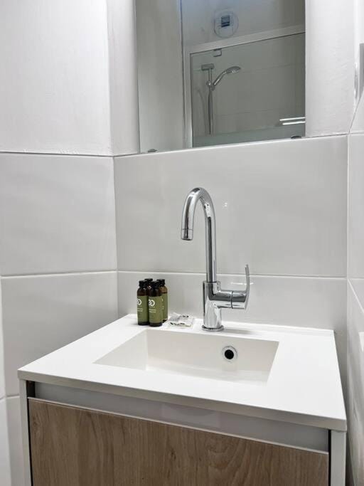 Grand Studio 2 pers République Bastille Paris 3 Apartment in Paris