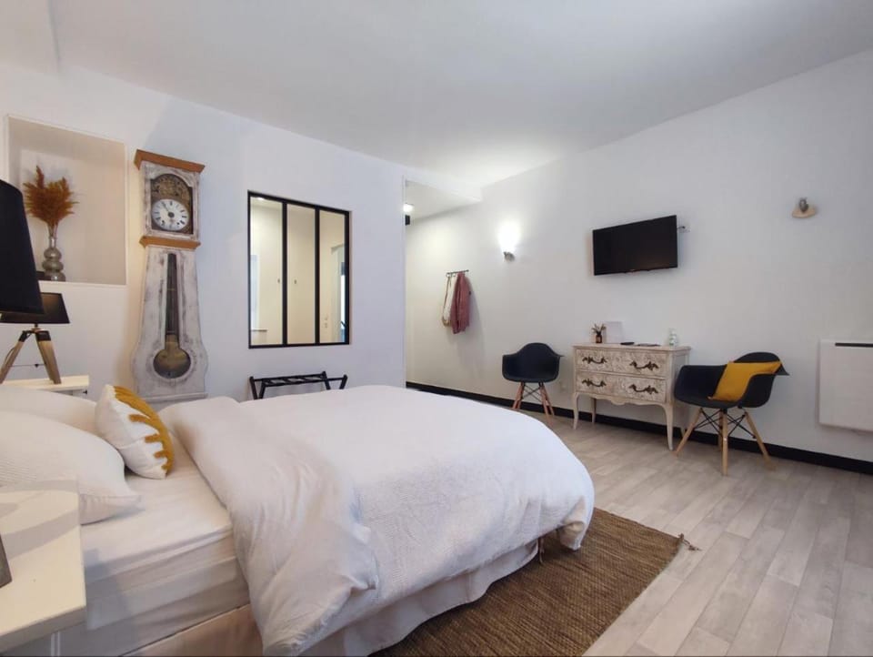 Bed, TV and multimedia, Bedroom