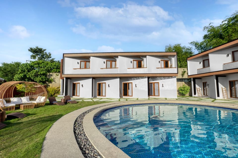 Property building, Day, Garden, Garden view, Pool view, Swimming pool, sunbed