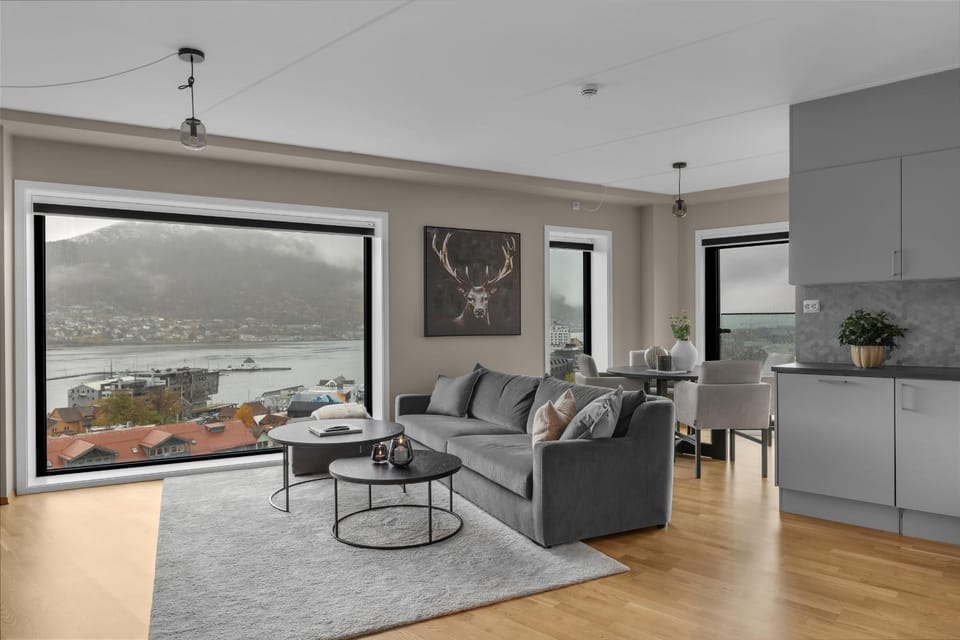 View (from property/room), Kitchen or kitchenette, Living room, Seating area, Dining area, City view, Mountain view, Sea view