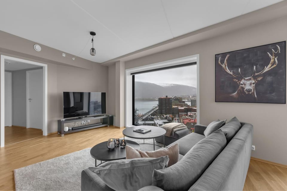 TV and multimedia, View (from property/room), Living room, Seating area, City view, Mountain view, Sea view