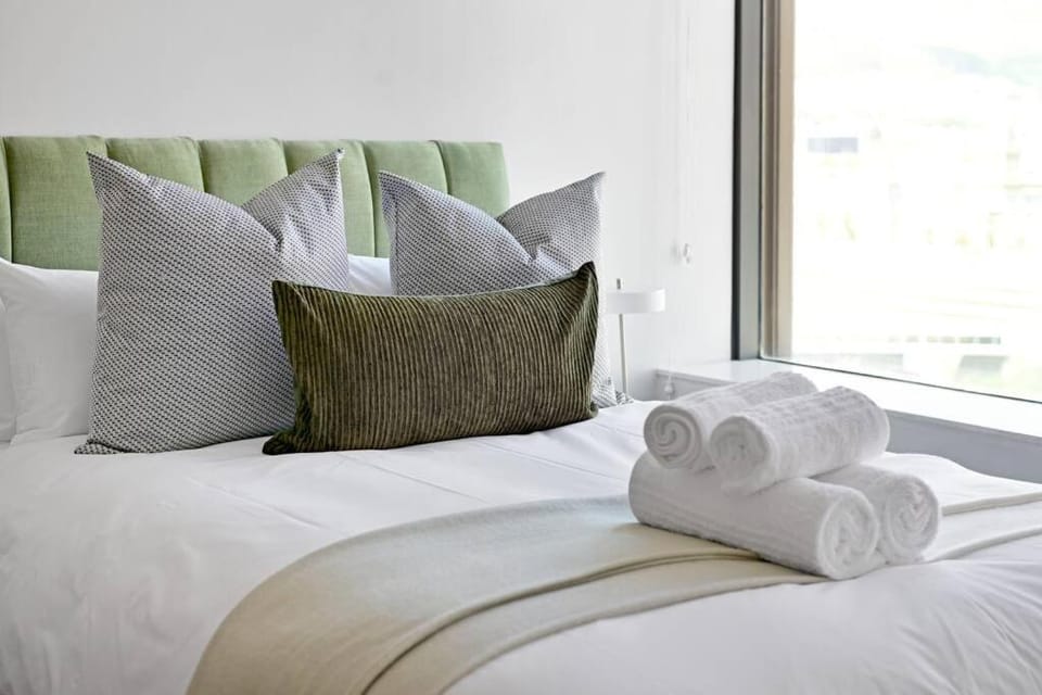 Bed, towels