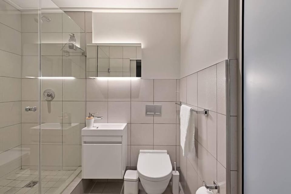 Shower, Toilet, towels
