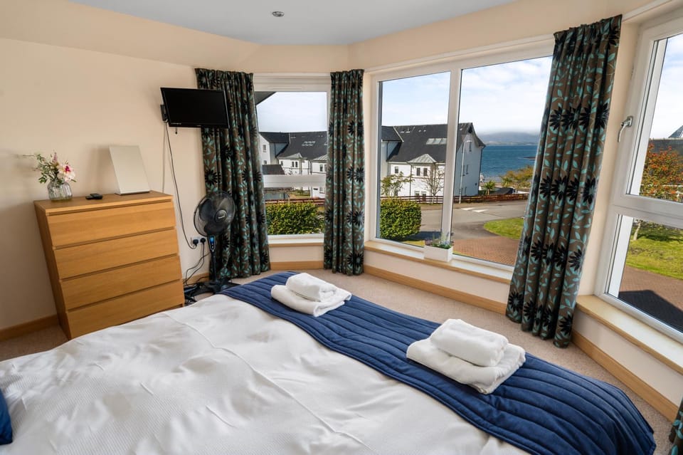 Bed, Natural landscape, TV and multimedia, Photo of the whole room, Bedroom, towels