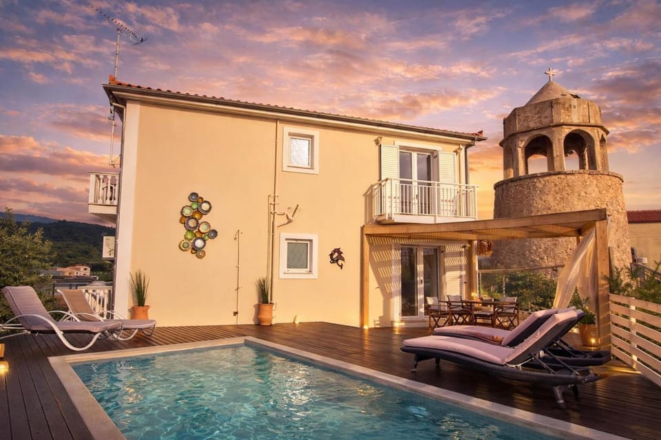 Property building, Patio, Pool view, Swimming pool, sunbed