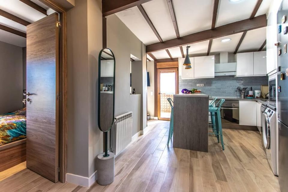 Kitchen or kitchenette, Dining area, dishwasher, oven, pet friendly, stove