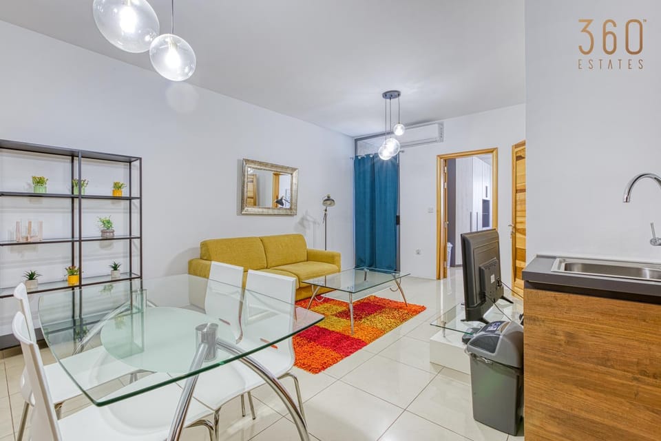 Kitchen or kitchenette, Living room, Seating area, Dining area