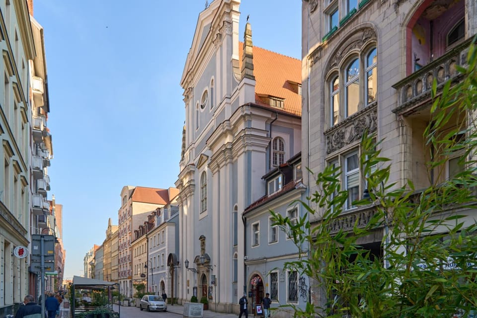 Property building, Neighbourhood, Location