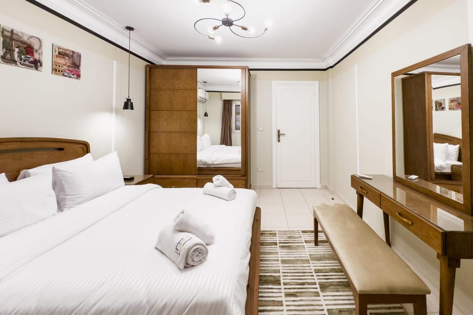 The Hospitable 2BDR Apt 5 min from CAI Airport Apartment in Cairo Governorate