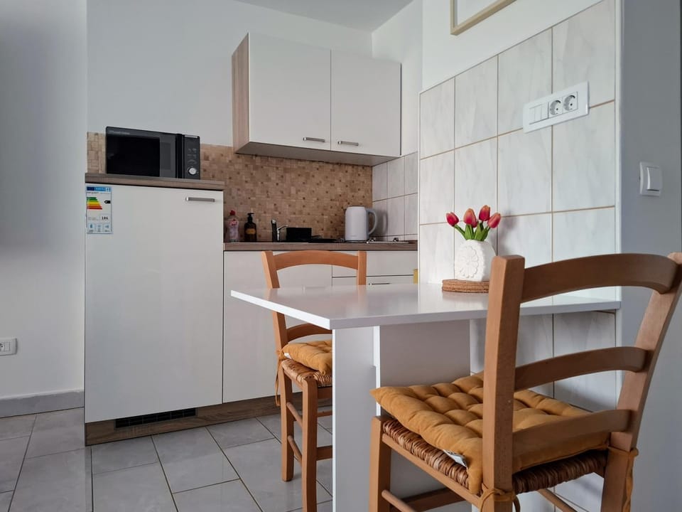 Kitchen or kitchenette, Dining area, dishwasher