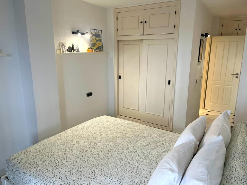 Bed, Photo of the whole room, Bedroom, wardrobe