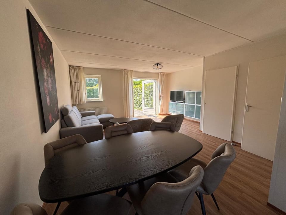 Communal lounge/ TV room, Living room, Seating area