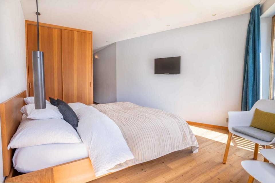 Bed, TV and multimedia, Photo of the whole room, wardrobe