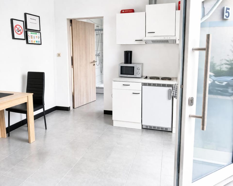 Kitchen or kitchenette, Dining area, stove