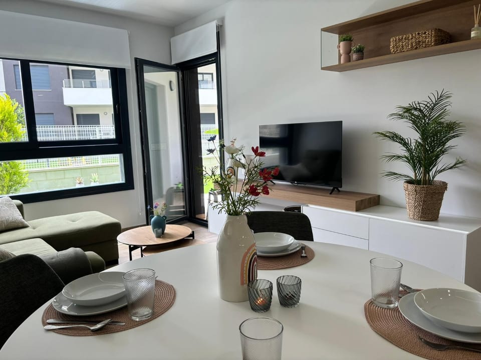 TV and multimedia, Seating area, Dining area