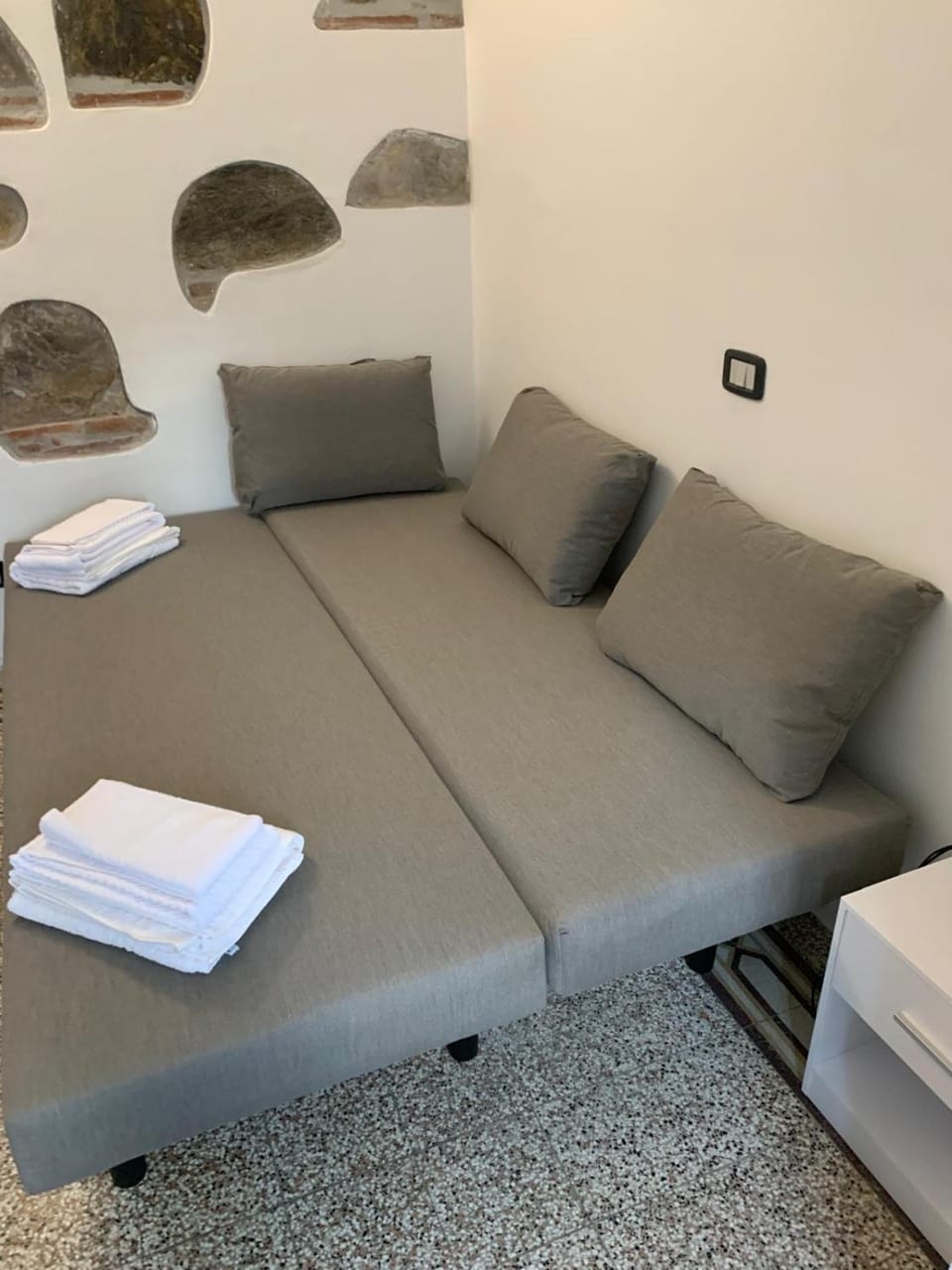 Bed, Living room, Photo of the whole room, Seating area, Bedroom, towels