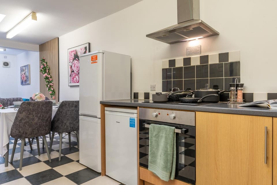 Kitchen or kitchenette, Dining area, oven, stove