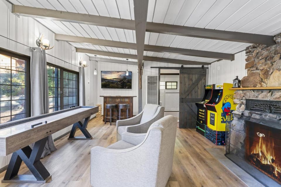 LOWER Moonridge HOT TUB GAME ROOM SKI Slopes CLOSE House in Big Bear