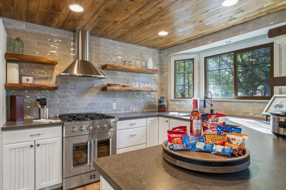 LOWER Moonridge HOT TUB GAME ROOM SKI Slopes CLOSE House in Big Bear