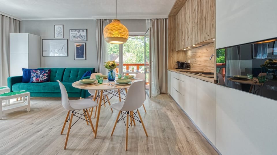 Kitchen or kitchenette, Seating area, Dining area